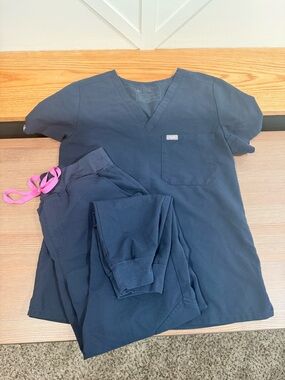 FIGS Navy Scrub Top & Pants Set
